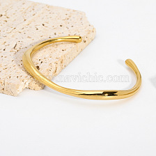 Fashionable stainless steel bracelet with 18K gold plating, simple and versatile.