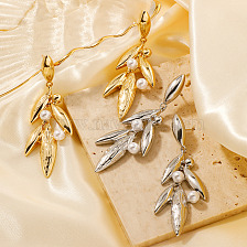 Cute and stylish leaf-shaped earrings with sparkling diamonds.